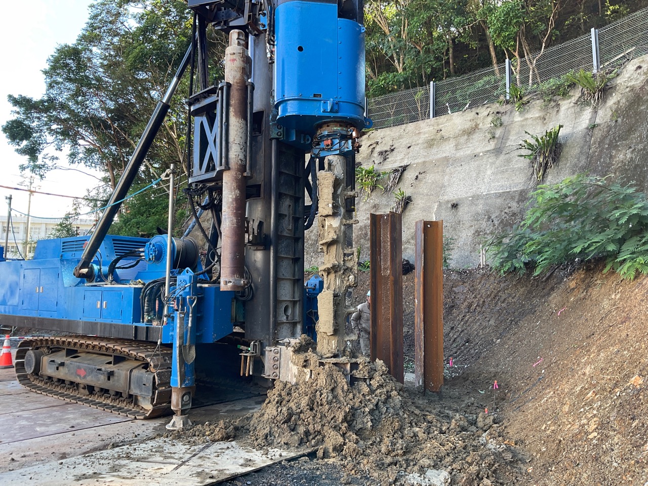 道路整備(交付金)工事(おがみ山トンネル　：　MLT工法